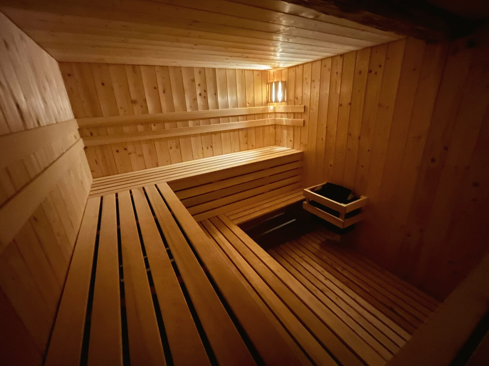 Dřevěná sauna, lavice a kamna